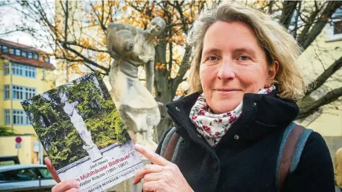  ?? FOTO: ALEXANDER VOLKMANN ?? Spuren in Stein: Steffi Maass stellt in den Mühlhäuser Beiträgen das Schaffen von Bildhauer Walter Krause vor – hier vor dem Entenbühlb­runnen, einem der markanten Werke Krauses.