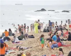  ?? FOTO: DEDVI MISSENE ?? RRTuristas en Caleta Abarca, Viña del Mar.