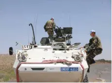  ?? — Reuters File Photo ?? UN Disengagem­ent Observer Force personnel climb onto an APC after they crossed the border from Syria to Israel at the Israeli-occupied Golan Heights side on July 26.