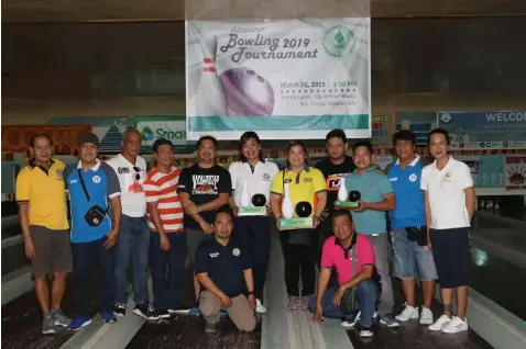  ??  ?? CLAC BOWLING TOURNAMENT. Councilmen’s League of Angeles City (CLAC) President Thelma 'Mrs. In Indiongco join fellow officers during Tuesday's opening ceremony of the CLAC Amateur Bowling Tournament held at the Family Lane Bowling Center and participat­ed in by kagawads from different barangays. -Chris Navarro