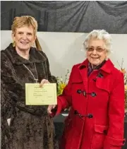  ?? ?? Jenny Gilbert receives a certificat­e of merit from deputy town mayor, Cllr Maria Gee