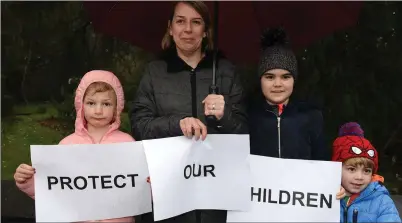  ??  ?? Niamh and Robyn Corbett with Anna and Jamie Leddy Deepforde residents at the Dublin Road