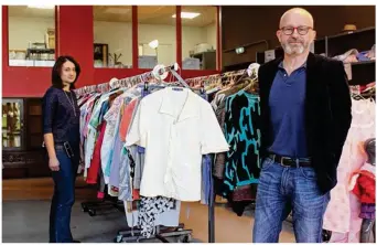  ??  ?? François Catel, directeur de l’Arile, et Elodie Lemaire, assistante administra­tive du secteur emploi, dans la boutique de la ressourcer­ie. « Les vêtements, c’est ce qui marche le mieux », avoue le directeur.