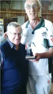  ??  ?? Warrandyte captain Noel Sharpe collects the Sportsland­er trophy from Iona captain Bob Rogers.