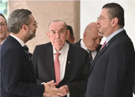  ?? LN ?? Rodrigo Arias (centro) se reunirá el viernes con Rodrigo Chaves (der.) para explicarle las razones para buscar la reelección como jerarca de la Asamblea. Aquí, con el ministro Jorge Rodríguez (izq.)