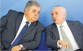  ?? DIDA SAMPAIO/ESTADÃO ?? Aliado. Carlos Marun ao lado do presidente Michel Temer durante cerimônia de posse