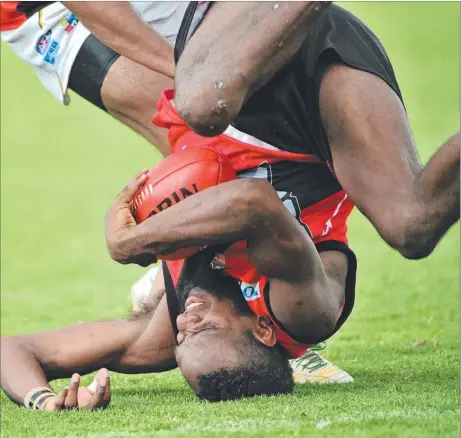  ?? Picture: JUSTIN SANSON ?? Bombers’ Liam Jurrah comes down hard after taking a mark