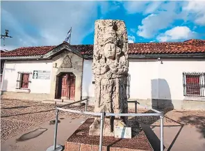  ??  ?? En las calles no pueden faltar las réplicas de las famosas estelas mayas.