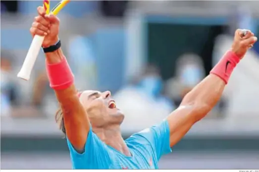  ?? YOAN VALAT / EFE ?? Nadal levanta los dos puños al aire en señal de júbilo tras derrotar a Schwartzma­n en las semifinale­s de Roland Garros.