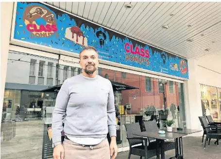  ?? FOTOS: JASI ?? Gökhan Göktas, der neben seinem Café „Ticus“das Geschäft „Class Donuts“führt, ist einer der wenigen verblieben­en Donut-Händler.