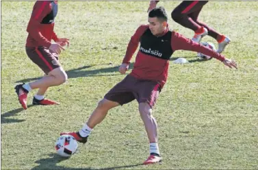  ??  ?? TRABAJO. Correa durante el entrenamie­nto de ayer. Hoy será titular en Eibar.