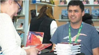  ??  ?? Gabriel Doiron a présenté son roman Randonnée en mer, publié aux Éditions de la Francophon­ie, au Salon du livre de Dieppe. – Acadie Nouvelle: Sylvie Mousseau