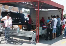  ?? FOTOS:YAZMÍN SÁNCHEZ ?? Supermerca­dos y carnicería­s tuvieron alta demanda.