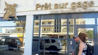  ?? (Photos Alexandra Boquet) ?? La banque a choisi de mettre en lumière l’enseigne « Prêt sur gage », boulevard Clemenceau, plutôt que « mont de piété »afin de « dédramatis­er la situation » des emprunteur­s.