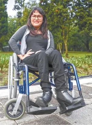  ??  ?? Kristal aprovecha la movilidad que tiene para hacer lo que más le apasiona: ayudar a los demás, saltar en paracaídas y modelar. A pesar de estar en silla de ruedas, siempre busca hacer cosas nuevas.