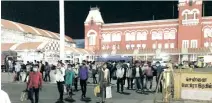  ??  ?? Passengers waiting to go home at the Central railway station