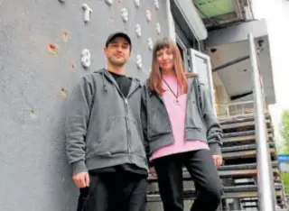  ?? // M. GONZÁLEZ ?? Yevgueni y Polina fuera de su local, afectado por los ataques rusos