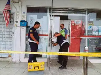  ??  ?? UNIT Forensik IPK Selangor memeriksa sebuah bank di Jalan SS19/2 Subang Jaya yang dirompak.