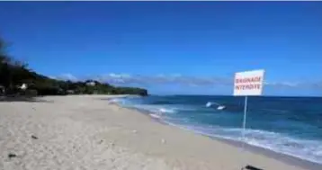  ?? FOTO AFP ?? Het strand is leeg door het coronaviru­s: verboden te zwemmen.