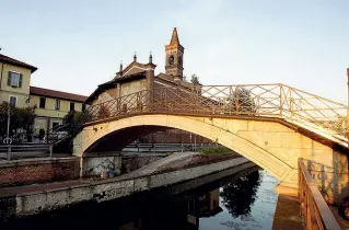  ??  ?? San Cristoforo La chiesa sul Naviglio Grande dà il titolo a una delle poesie raccolte in «Quando cade la nebbia nasce l’infinito» (Interlinea) che sarà presentato oggi alla San Paolo