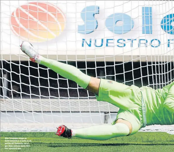  ?? FOTO: HERALDO DE SORIA ?? Aitor Fernández atrapa un balón lanzándose al suelo en un partido del Numancia, con el que tiene contrato hasta 2021