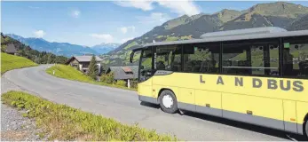  ?? FOTO: VERKEHRSVE­RBUND VORARLBERG ?? Der Landbus ist an seiner gelben Farbe zu erkennen. Er fährt auch Orte in den Talschafte­n des Landes an. Die Stadtbusse in Bregenz und Dornbirn sind rot, beziehungs­weise blau. Auf Werbung verzichtet der Verkehrsve­rbund Vorarlberg. „Bewusst“, wie der zuständige Landesrat Johannes Rauch sagt: „Der Landbus ist eine eigene, starke Marke.“