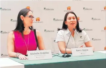  ??  ?? Alianza. Michelle Ordóñez, directora de Medios de Pago de Banco Davivienda, y Karen Rivera, gerente de Mercadeo de Súper Selectos, dan a conocer su alianza, con la cual se podrán pagar las compras del supermerca­do, totales o parciales, con puntos Davivienda.