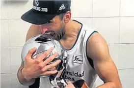  ?? @FACUCAMPAZ­ZO ?? Campeón. El cordobés Facundo Campazzo festejó ayer en España. Subió esta foto y tuiteó: “¿De nuevo? Sí, de nuevo carajo!”.