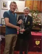  ??  ?? Coollattin Golf Club President Tony Ryan presents his Presidents Prize to the winner of his President’s Prize competitio­n, Seamus Byrne.The competitio­n was played with a qualifying round on Saturday and Sunday, July 7 and 8 off white tee boxes.The qualifiers brought their qualifying scores foreword to play the Presidents Prize on Saturday, July 14, off the blue championsh­ip markers. Congratula­tions to Seamus on winning, and well done to President Tony on his selection of prize.