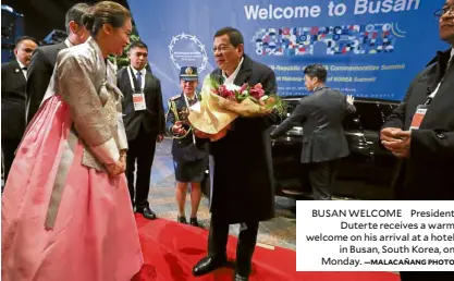  ?? —MALACAÑANG PHOTO ?? BUSAN WELCOME President Duterte receives a warm welcome on his arrival at a hotel in Busan, South Korea, on Monday.