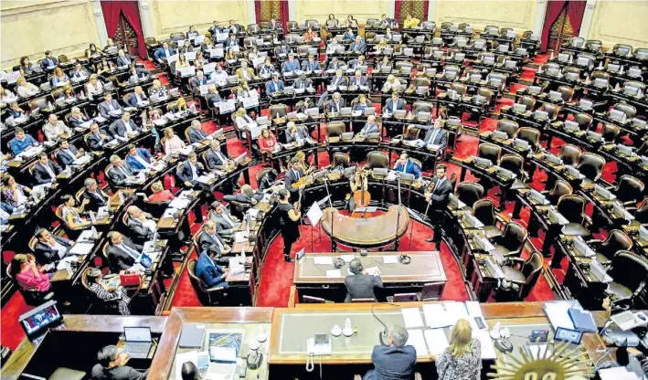  ?? TELAM ?? Sin quórum. El kirchneris­mo reunió a sus aliados en el recinto, pero le faltó un legislador para poder sesionar. El Gobierno sufrió hasta último momento y respiró aliviado.