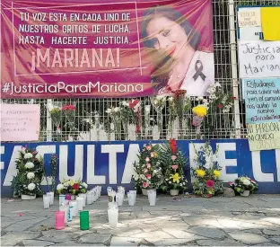  ?? TORRES / DIARIO DEL SUR ?? Estudiante­s de Medicina de la UNACH, campus Tapachula, marcharon en protesta el domingo por la muerte de Mariana/EDUARDO