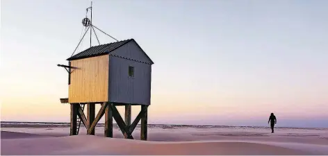  ?? FOTO: NBTC ?? Sand, soweit das Auge reicht. Auf der einsamen Insel Vlieland finden Touristen vor allem eins: Entspannun­g.