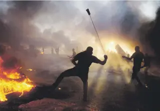  ?? Ap photo/khalil hamra ?? Las protestas fueron en cinco puntos en la frontera entre Gaza e Israel. Los manifestan­tes palestinos quemaron neumáticos y lanzaron piedras a los soldados al otro lado de la frontera.