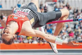  ?? FOTO: MICHAEL KAPPELER/DPA ?? Rene Stauß bei seiner Paradedisz­iplin, dem Hochsprung. Im Rahmen eines Zehnkampfs stellte der Deutsche Meister des Jahres 2013 seine Bestmarke auf: 2,18 Meter.