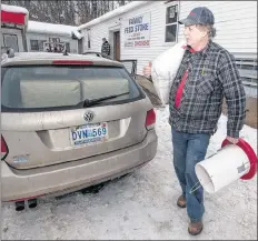  ?? ."3, (06%(& ū 4"-58*3& /&5803, ?? Charlie Brown of the Family Feed Store in Middleton gives that extra bit of customer service recently by taking out a customer’s order to their vehicle.