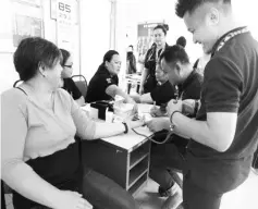  ??  ?? Medical volunteers attend to patients on clinic day in Bario.