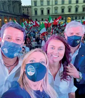  ??  ?? A Firenze Matteo Salvini, Giorgia Meloni, Susanna Ceccardi e Antonio Tajani al comizio di ieri