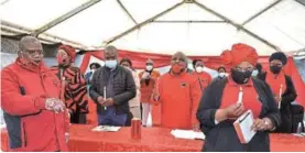  ?? Picture: ABONGILE SOLUNDWANA ?? CANDLE-LIT TRIBUTE: Nehawu remembers fallen frontline workers on national memorial day