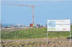  ?? FOTO: JULIA FREYDA ?? Die erste Bebauung im Gewerbegeb­iet Königsegg läuft. Die Gemeinde möchte das Areal erweitern.