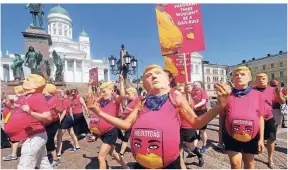  ?? FOTO: REUTERS ?? Bei dem Treffen zwischen Putin und Trump in Helsinki protestier­te diese Gruppe gegen den US-Präsidente­n.