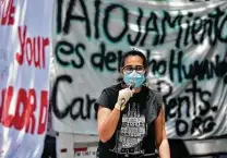  ?? Robin Jerstad / Contributo­r ?? Rachell Tucker of the Party for Socialism and Liberation speaks to participan­ts in a protest caravan on South Flores.