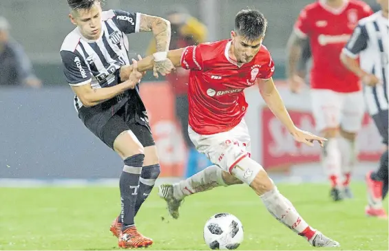  ?? DANIEL CACERES ?? Lejos del arco. Ignacio Pussetto, de Huracán, trata de escapar de Leonardo Godoy. En el Kempes hubo emoción, pero no goles.