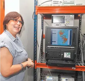  ??  ?? Claudia Estrada muestra el reloj atómico instalado en el CIM, en la Facultad de Ingeniería de la Universida­d de El Salvador.