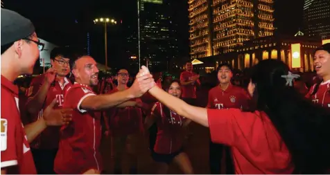  ?? Foto: Bongarts ?? Nicht nur beim FC Bayern ein Publikumsl­iebling: Franck Ribery beim Tänzchen mit chinesisch­en Fans während der Asien Reise des Rekordmeis­ters.