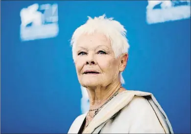  ?? DOMENICO STINELLIS / AP ?? Ses majestats els actors A l’esquerra Helen Mirren i Donald Sutherland, anit, a la catifa vermella de la Mostra de Venècia; a la dreta Judi Dench, al matí, en la presentaci­ó de la seva pel·lícula