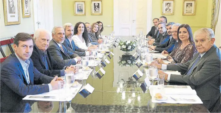  ?? PRESIDENCI­A ?? Almuerzo. Michetti, Peña y Frigerio hablaron ayer en la Rosada sobre el polémico canje de pasajes con los referentes oficialist­as y opositores del Senado.