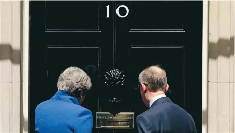  ?? FOTO: MATT DUNHAM/AP ?? Vid sitt residens. Storbritan­niens premiärmin­ister Theresa May, tillsamman­s med sin make Philip, utanför 10 Downing Street i London.