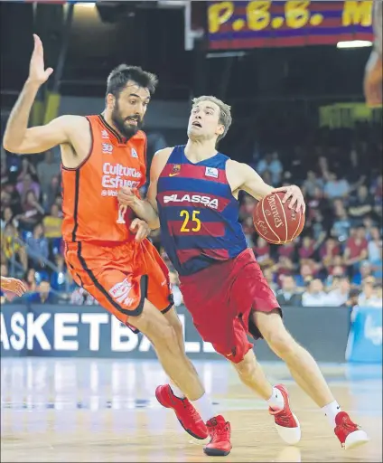  ?? FOTO: PEP MORATA ?? Oriola y Koponen en un Barça-Valencia reciente. Ambos jugadores podrían coincidir en el nuevo equipo azulgrana esta temporada