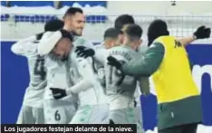  ?? LALIGA ?? Los jugadores festejan delante de la nieve.